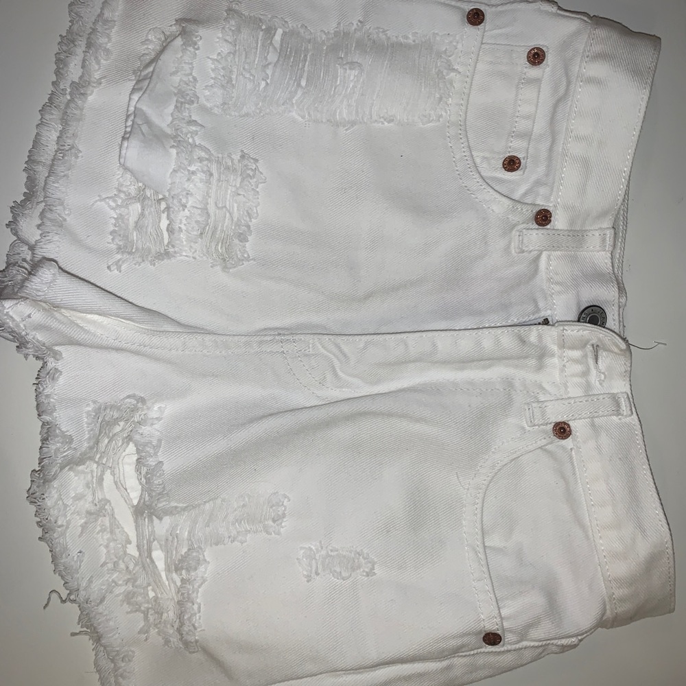 WHITE HIGHWAISTED RIPPED JEANS